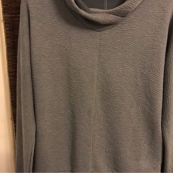 Zyia Active Quilted Hooded Pillover - Picture 5 of 6